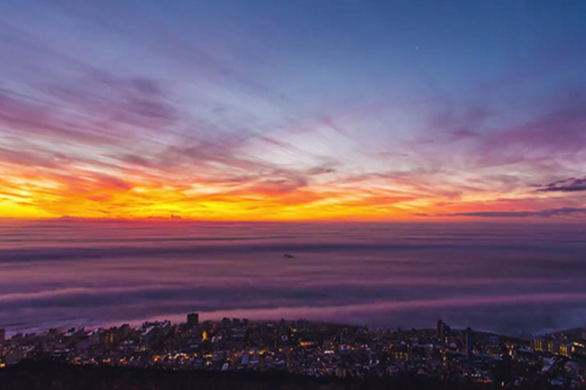 STUNNING TIME LAPSE VIDEO OF THE FOG ROLLING OVER CAPE TOWN