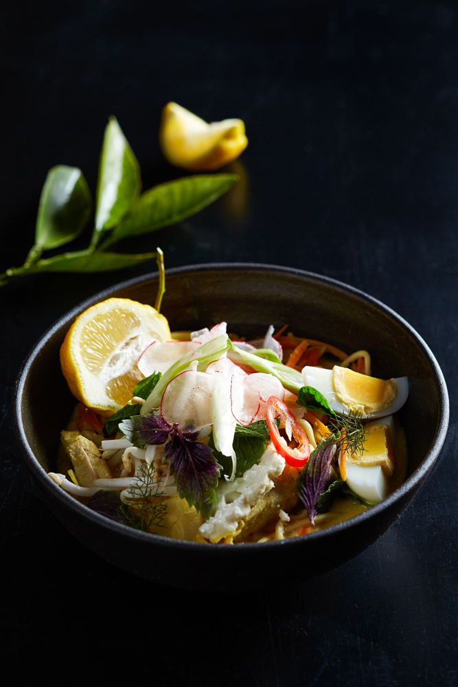 Hemelhuijs - White fish in coconut milk with noddles, ceylon spices, hearts of palm, shredded herbs & shoots (2) LR