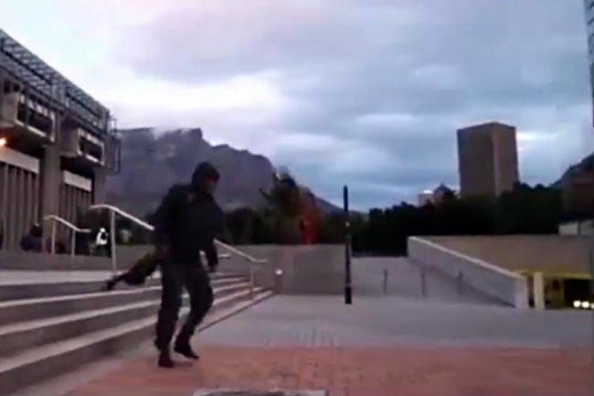 CAPE TOWN WIND BLOWS PEOPLE AROUND (VIDEO)