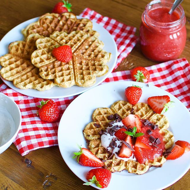 Low carb waffles with caramelised banana and fresh strawberries with Caralishious