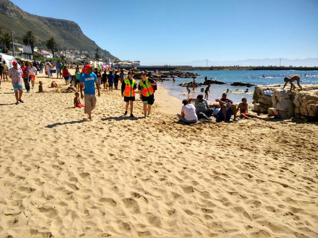 Thousands flock to Cape Town beaches