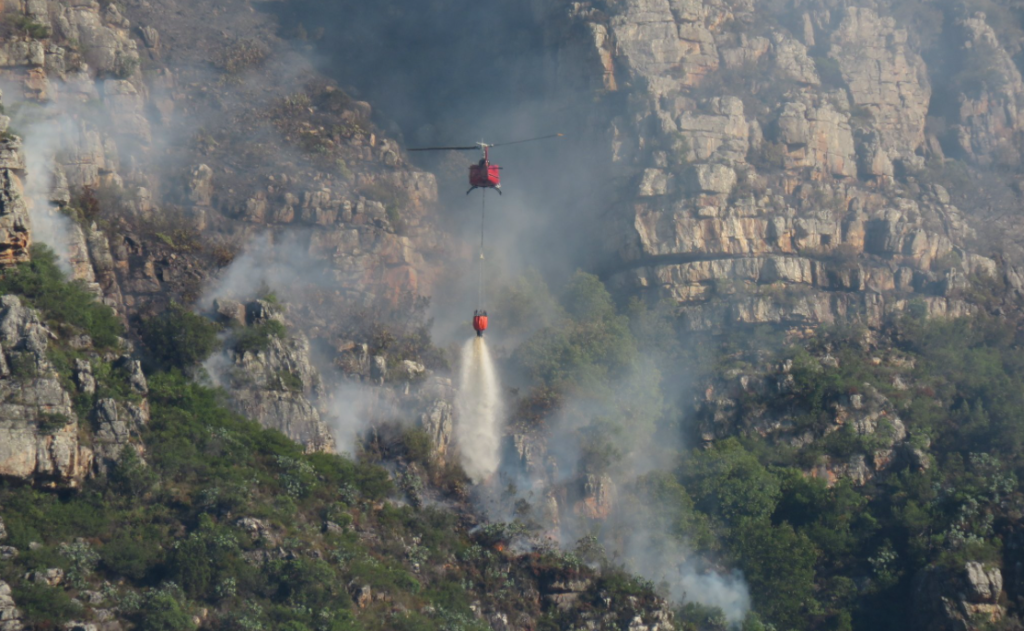 Fire currently spreading above Kirstenbosch was caused by a massive rockfall
