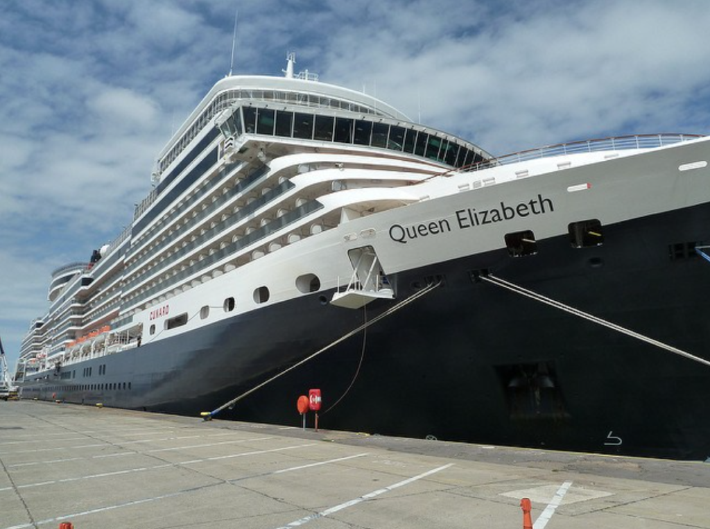 Queen Elizabeth docks in Cape Town