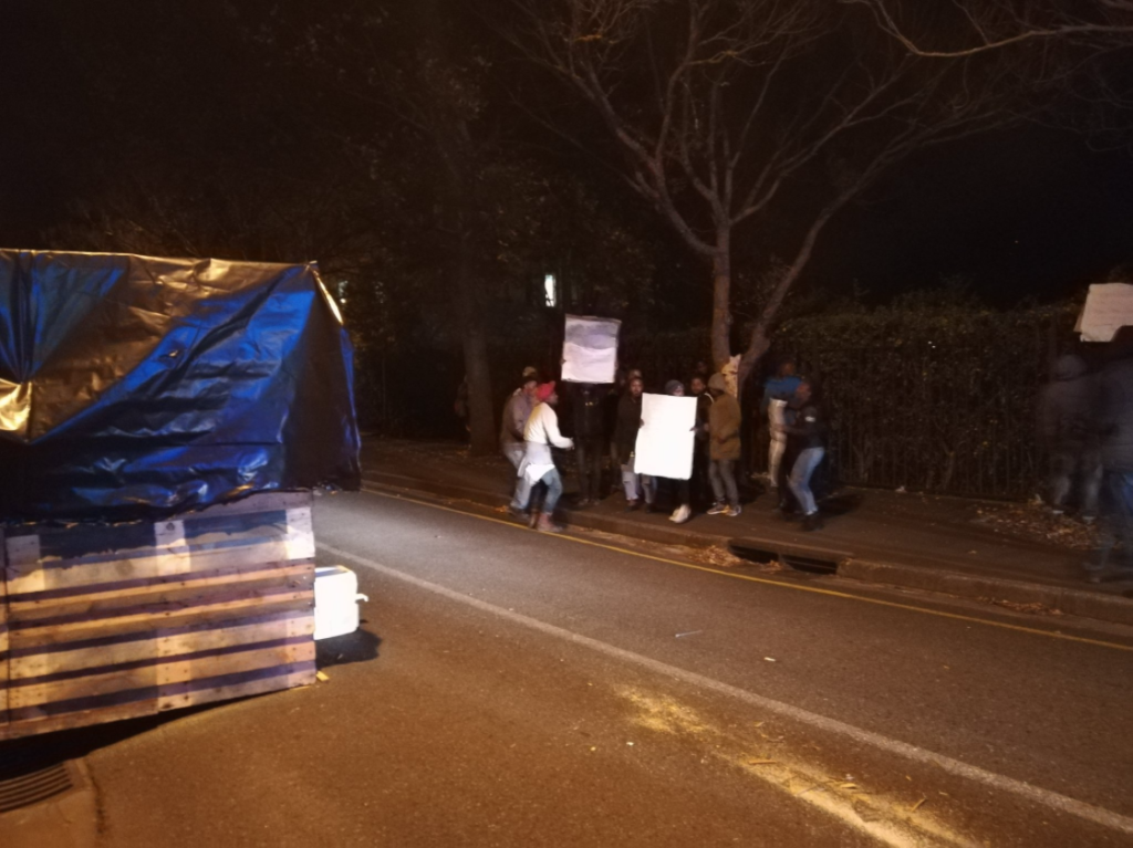 Protestors build shack for Helen Zille