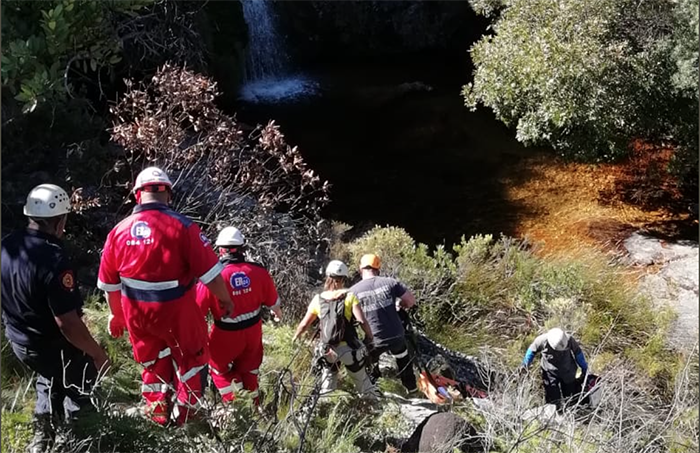 Rescuers trek 3 hours to help injured hiker