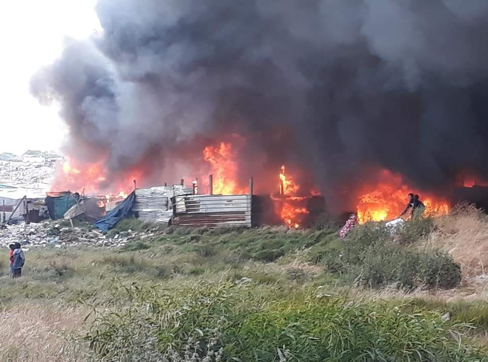 PICTURES: Fire ravages homes near Muizenberg