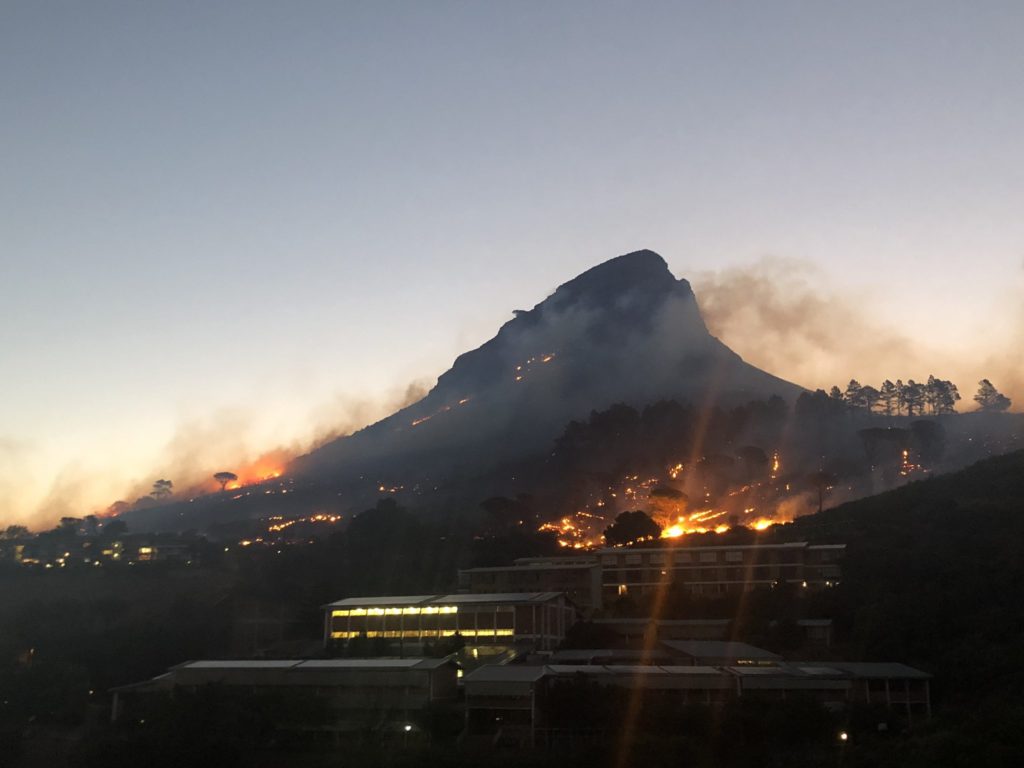 Signal Hill fire spreads to Sea Point area