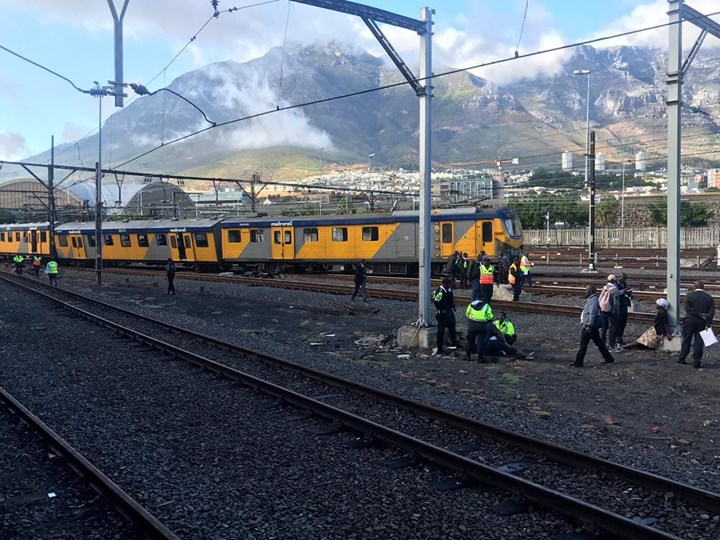 Train derails at Cape Town station