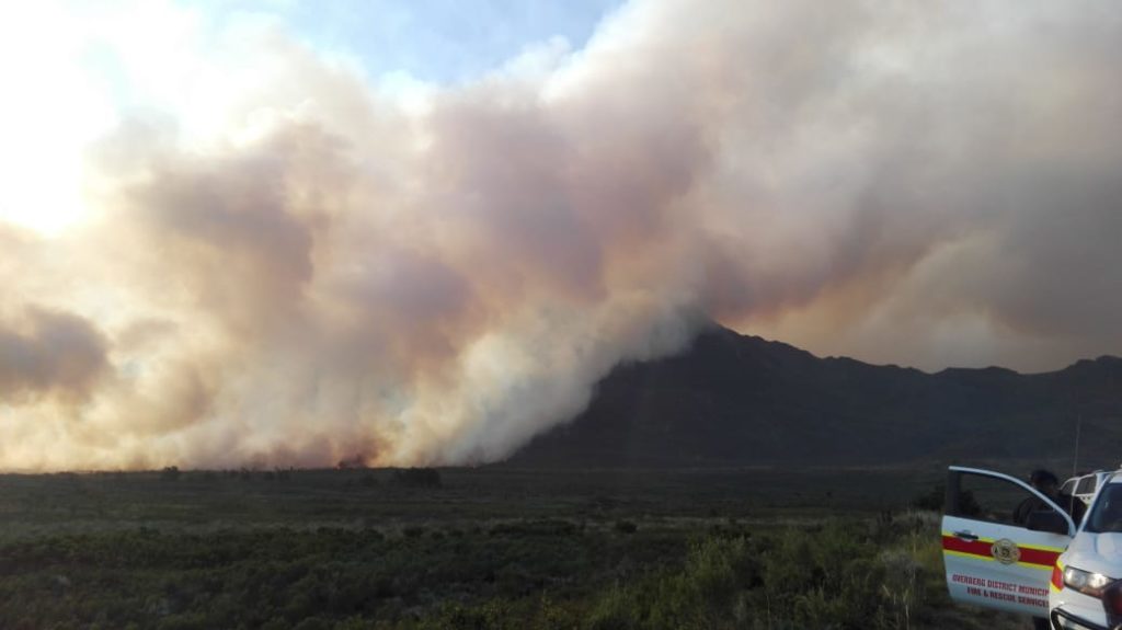 Fire rages near Theewaterskloof Dam