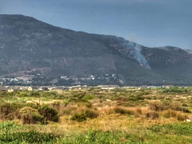 Mountain fire ablaze on Kommetjie Road