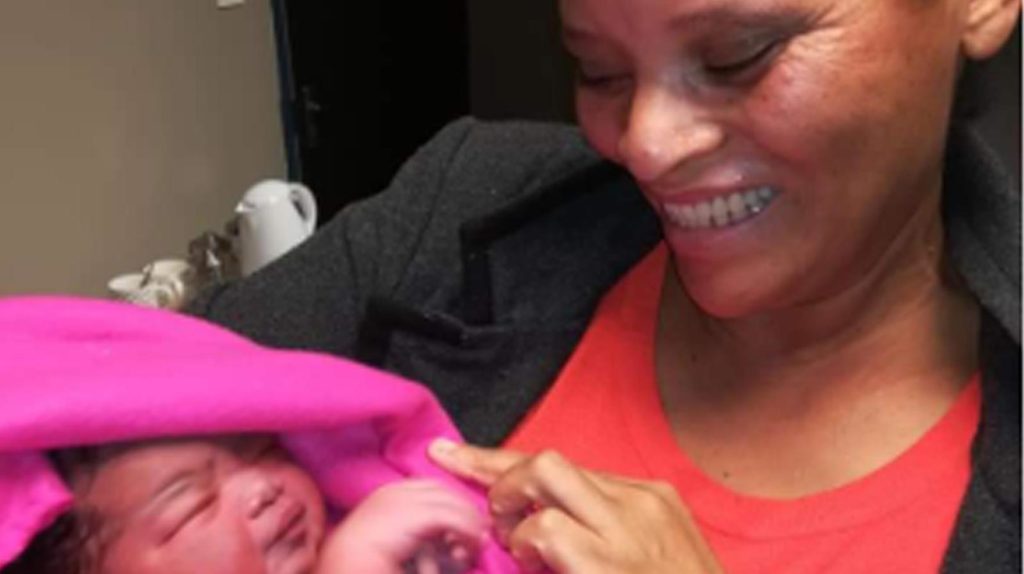 Policewoman delivers baby thanks to TV show