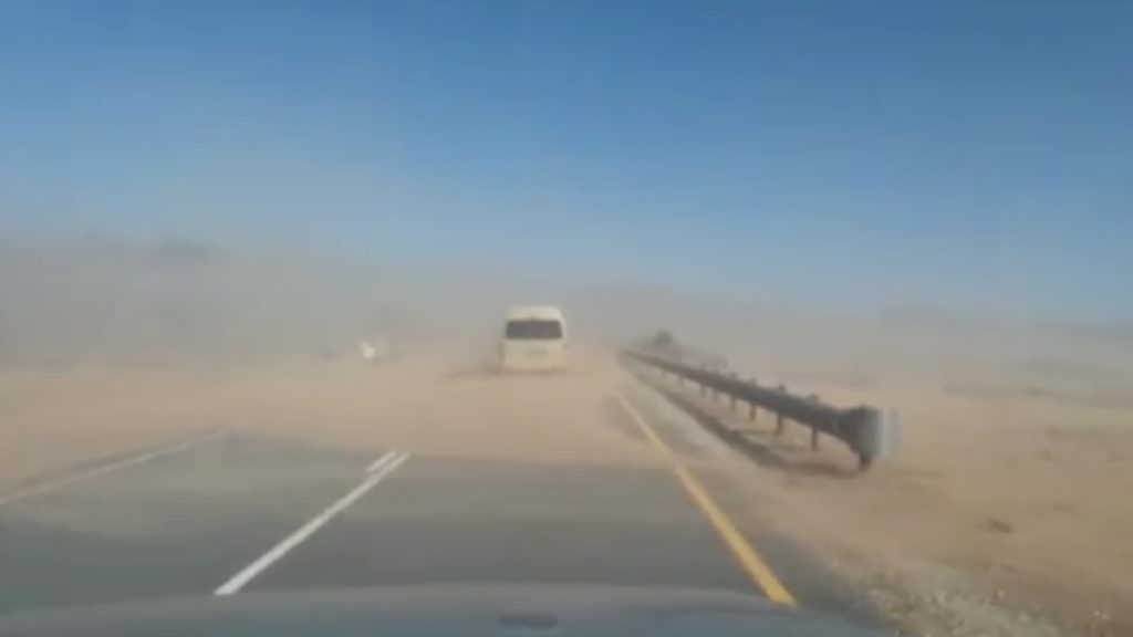 Sandstorm engulfs Theewaterskloof road