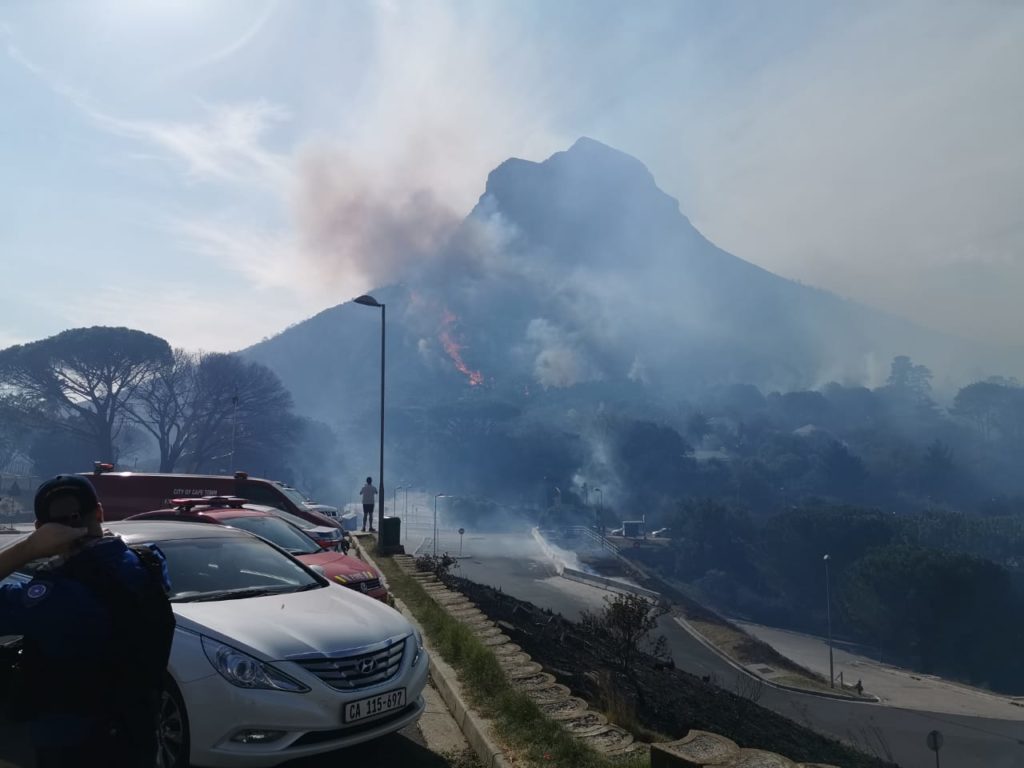 Fire burns out cars on Lion's Head