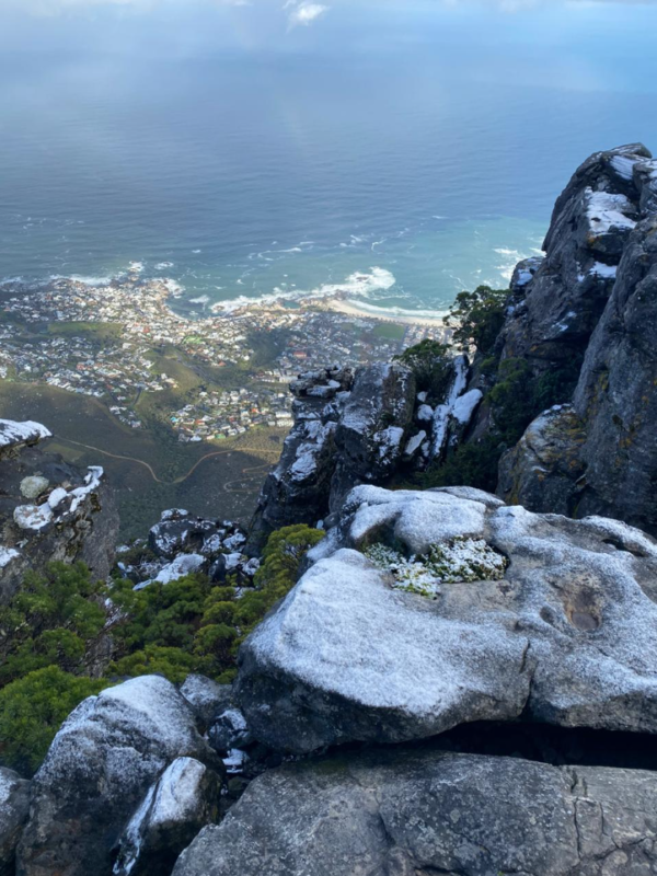 Visitors permitted to see Table mountain snow