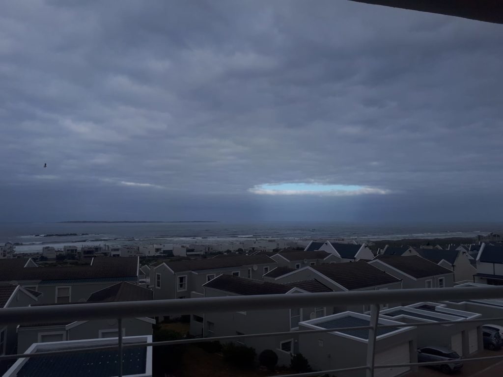The aliens are coming! A dramatic cloud formation stuns locals