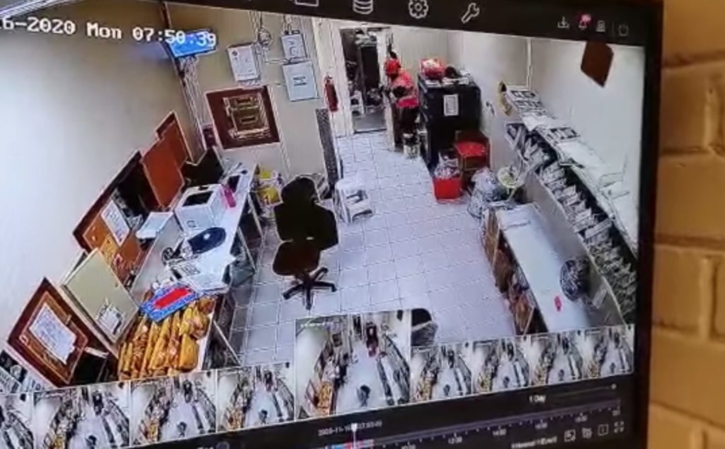 Man descends from ceiling in Somerset West Shoprite robbery