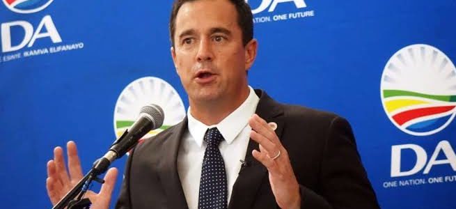 The Democratic Alliance's Federal Leader, John Steenhuisen is questioning the stalling of the COVID-19 vaccination rollout plan.