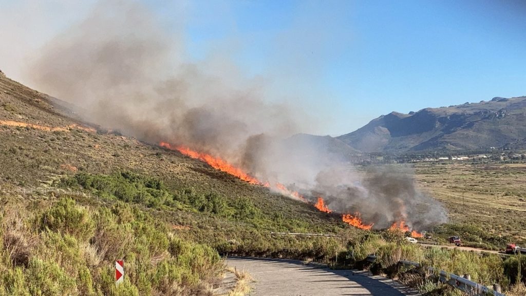 Blaze in the mountains above Franschhoek continues to burn