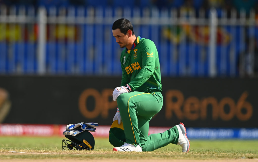 Quinton de Kock 'takes the knee' but public says he "doesn't look happy"