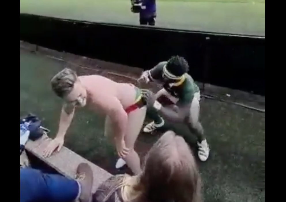 WATCH: Springbok captain Siya Kolisi signs a fans booty