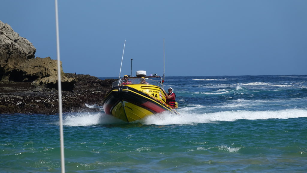 NSRI assists a 28-foot sailing yacht which experienced engine failure