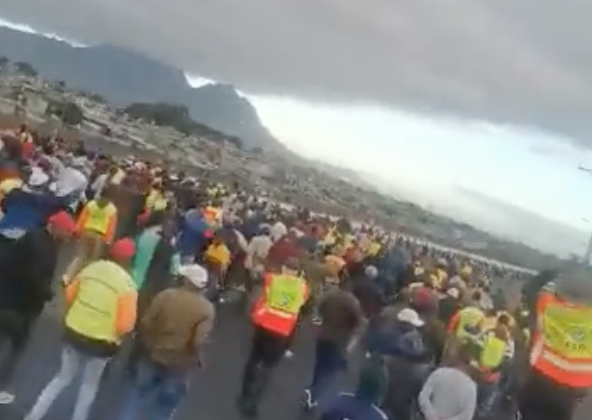 VIDEOS: Taxis and busses burn, bricks flying, roads blocked - Cape Town roads are a mess