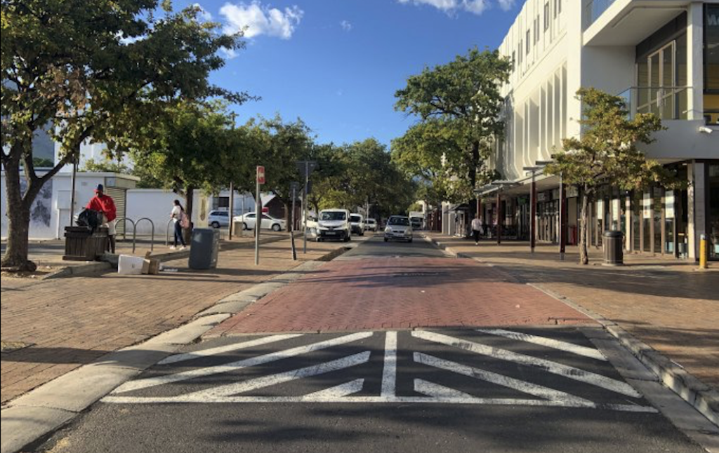 WATCH: Security personnel assaults a man outside Eikestad Mall in Stellenbosch
