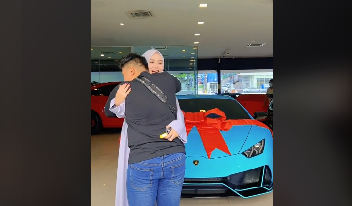 Pregnant woman buys her husband a Lamborghini as reward for sleepless nights