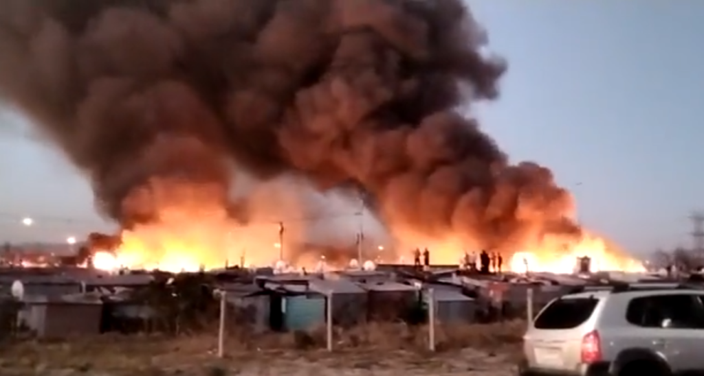 VIDEO: Fire burns out of control at informal settlement in Cape Town