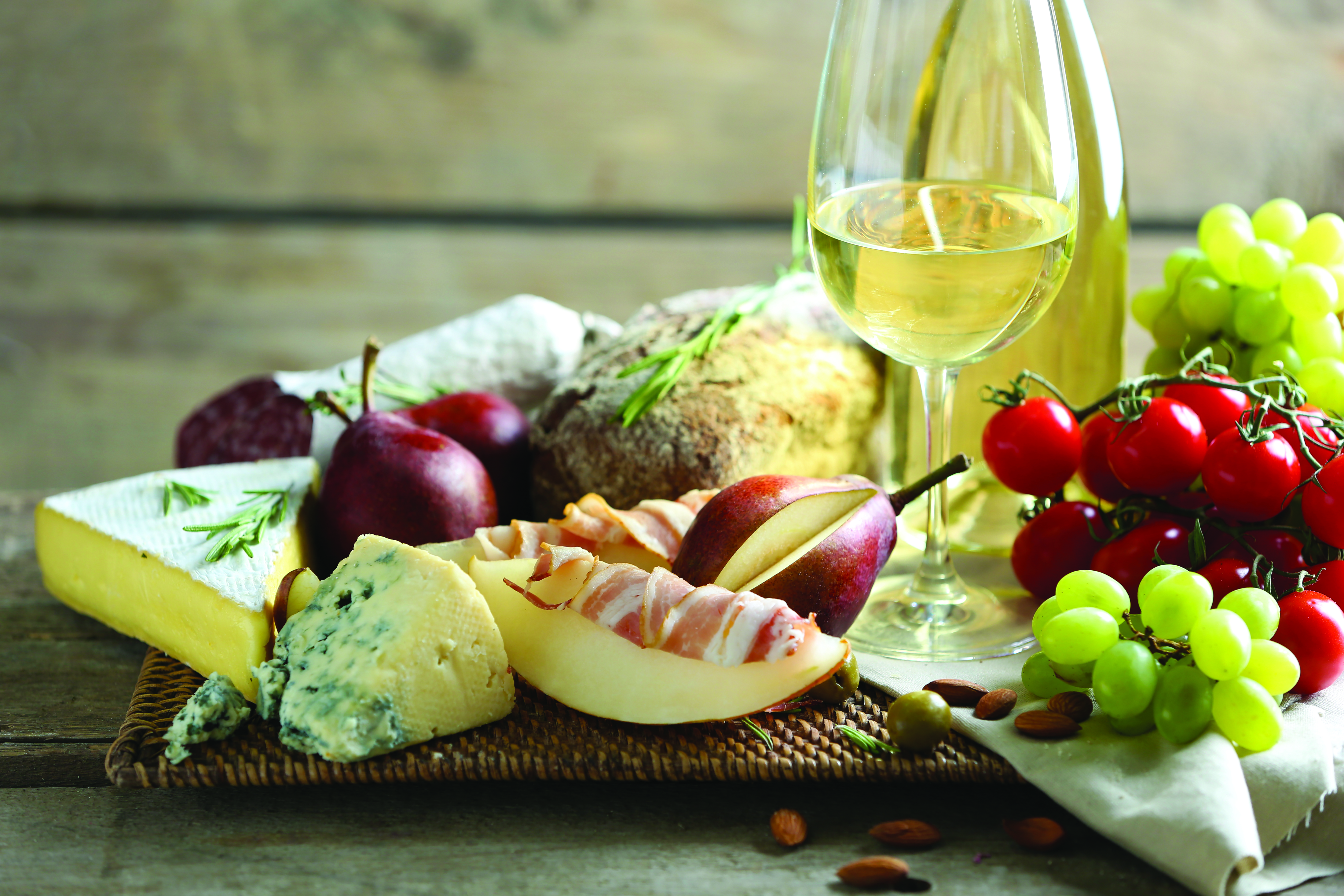 Белое вино диета. Натюрморт вино и сыр. Натюрморт с вином и сыром. Дегустация сыров. Вино и сыр дегустация.