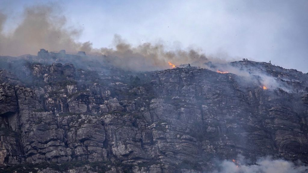 Pictures/Videos: Table Mountain burns