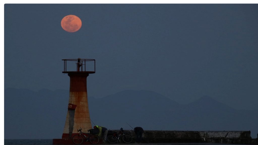 Look! Last night's rising Full Hunter's Moon in pictures