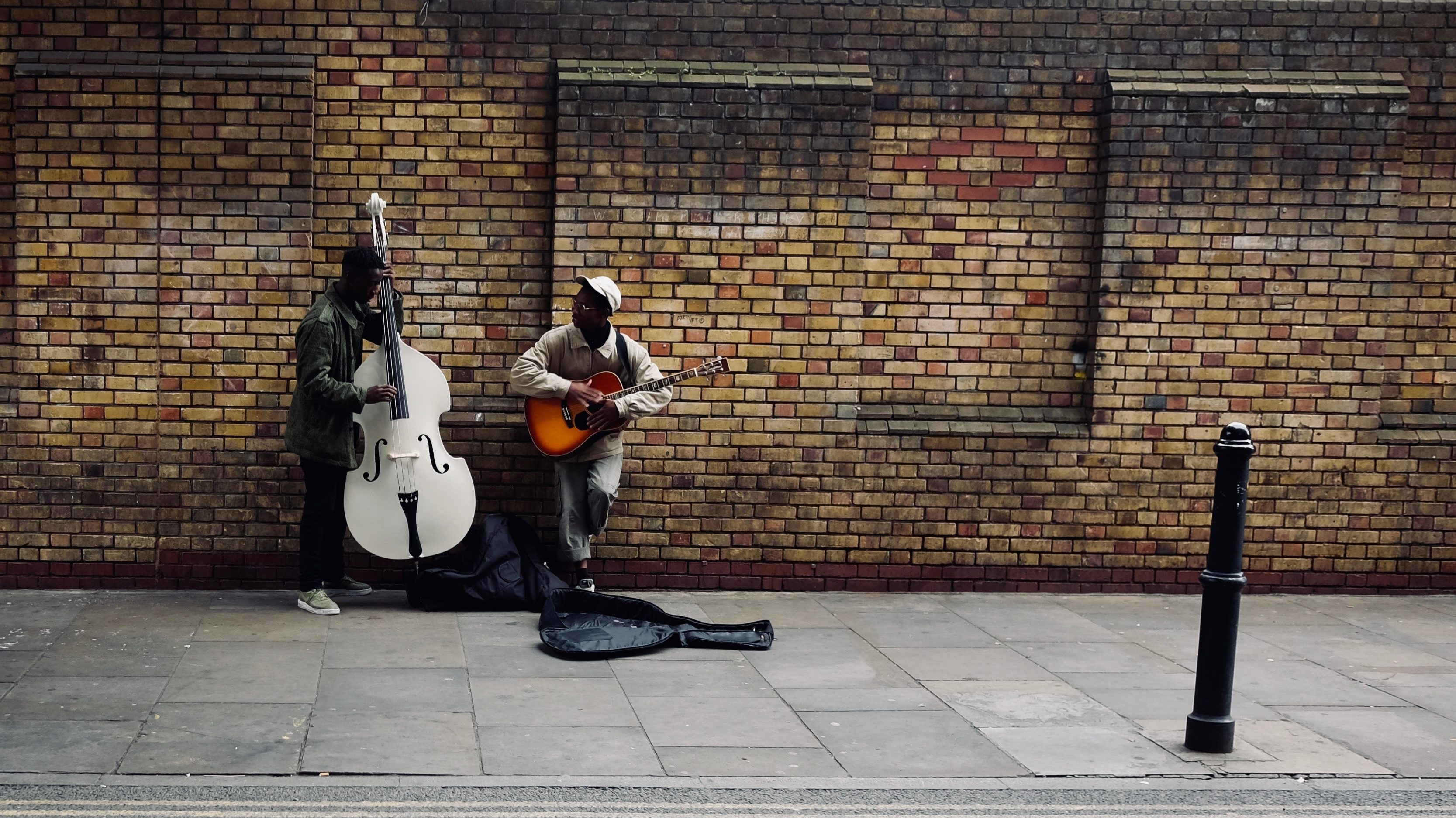 Играют на улице песни. Музыкант gig. Уличная музыка за рубежом. Street musicians. Уличная музыка фото арт.