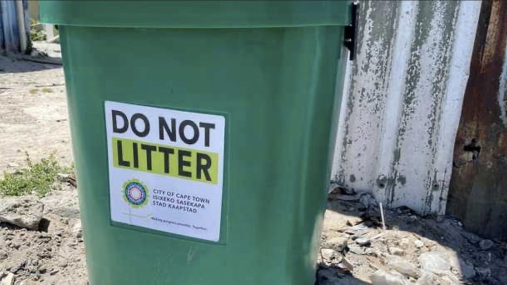 The City sets up new bins in Ikwezi park to prevent litter in the area