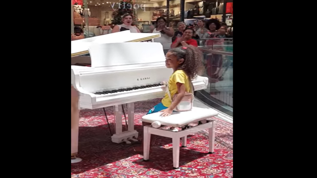 Watch! Girl impresses crowd at Table Bay Mall with her piano skills