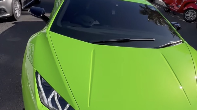 Video: SA content creator asks Lamborghini Huracan driver about income