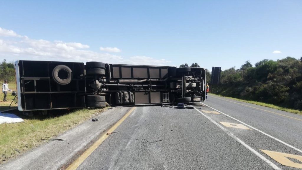Update: Multiple injuries reported as bus overturns on N2 outside Swellendam