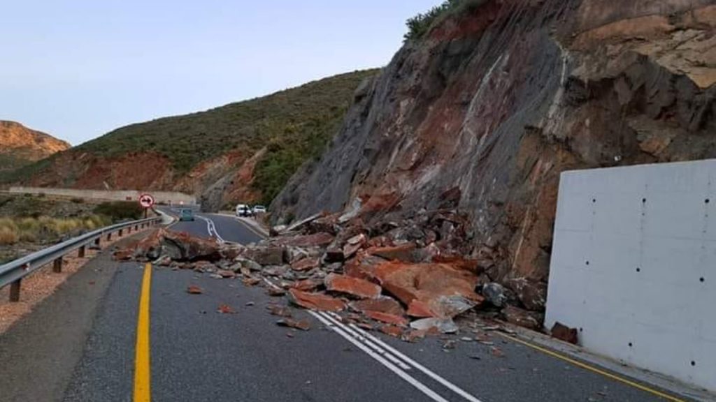 Motorists urged to be cautious due to rockfall on R62