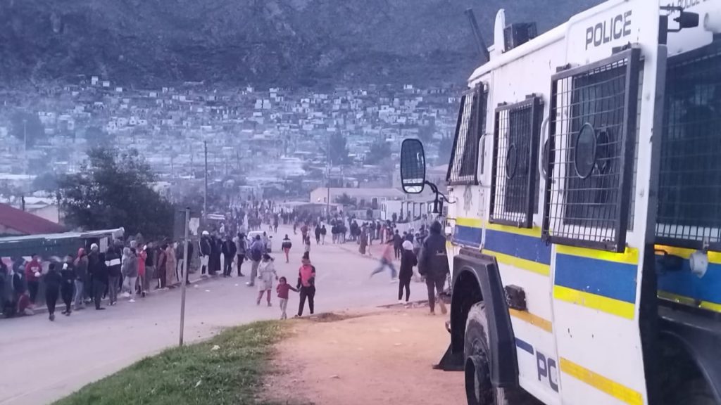 Protesters vandalise and loot stores over service delivery in Villiersdorp