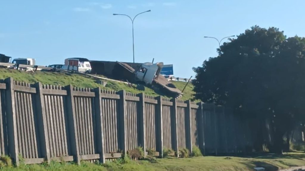 No serious injuries reported after truck overturned on R300