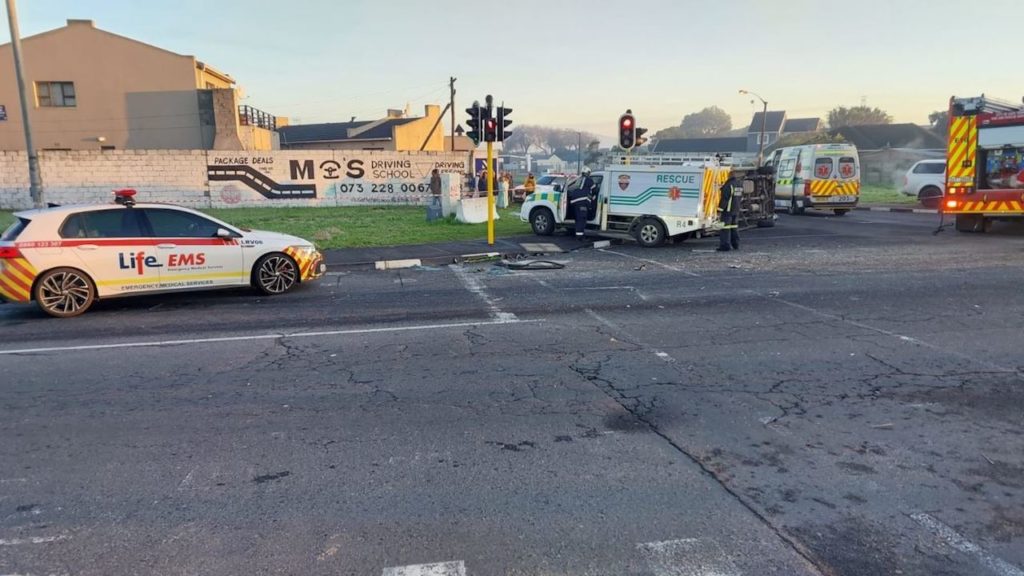 5 lives lost and 10 injured in taxi-bus collision in Cape Town