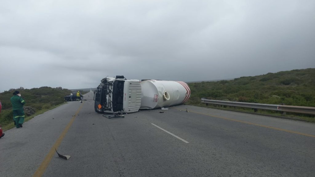 Traffic update: Head-on collision between car and gas tanker on R27