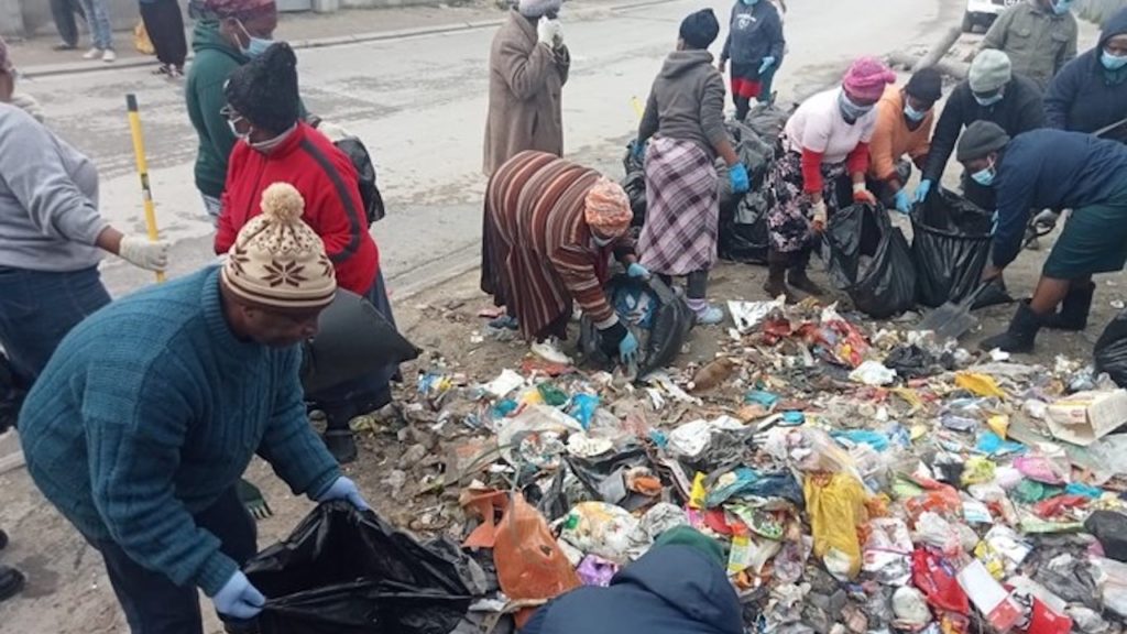 Khayelitsha volunteers roll up sleeves to clean up uncollected rubbish