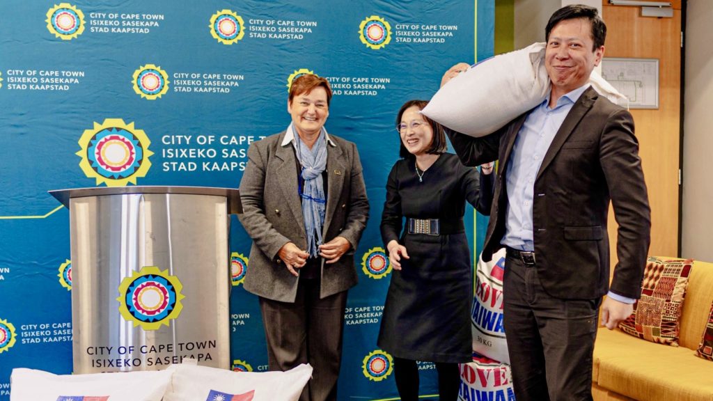 Cape Town receives two-tonne rice donation from the Taipei Liaison Office