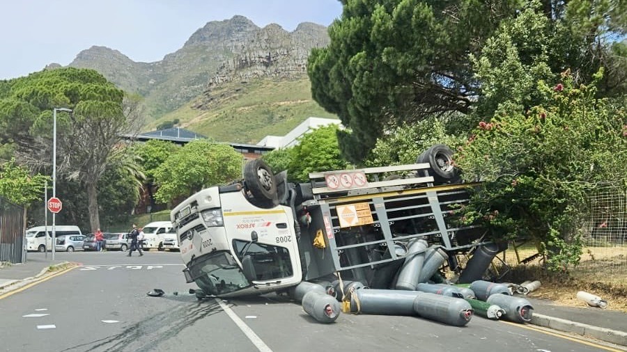 A truck transporting gas cylinders overturns in Vredehoek