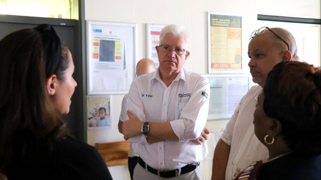 Premier expresses gratitude to staff during a visit to Khayelitsha Hospital