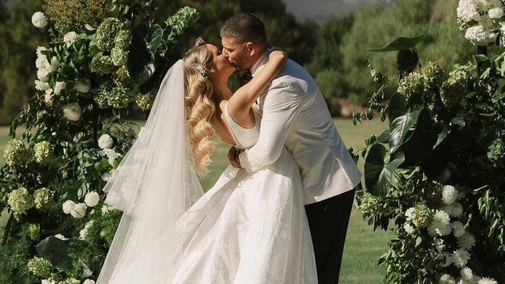 Springbok champ Willie le Roux and wife Holly Clare tie the knot in Franschhoek