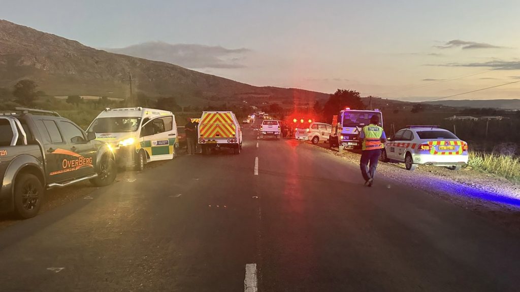Emergency services respond to fatal crash on R43 by Villiersdorp