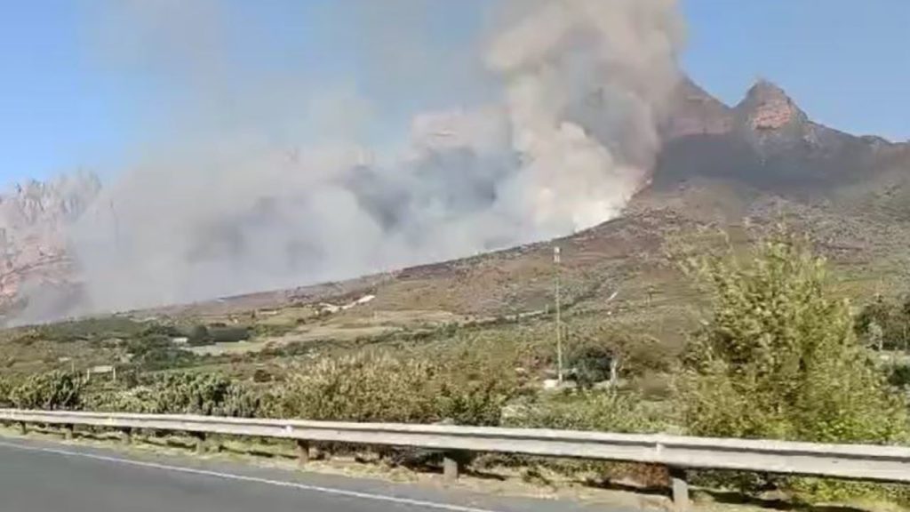 Motorists advised caution as Du Toit’s Kloof fire burns out of control